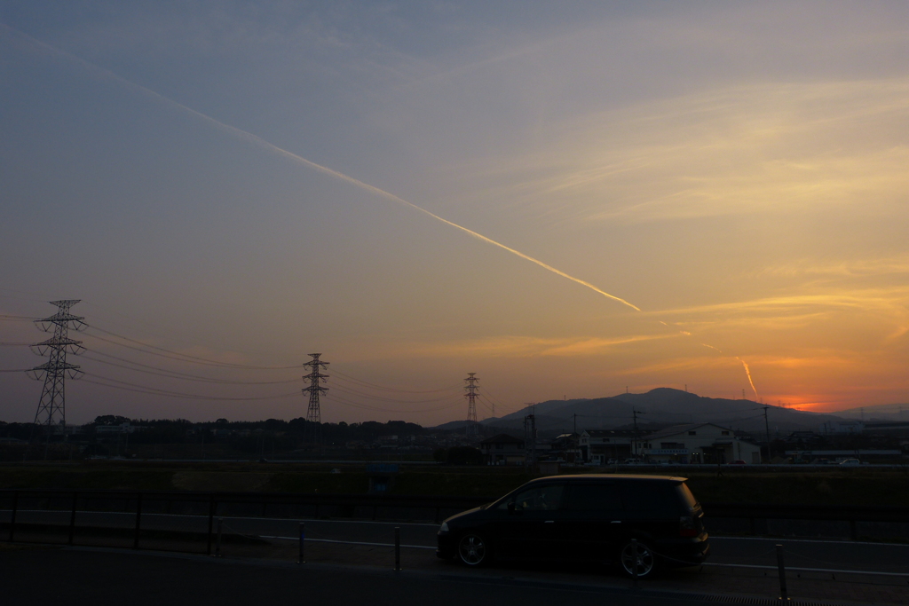 夕陽と飛行機雲