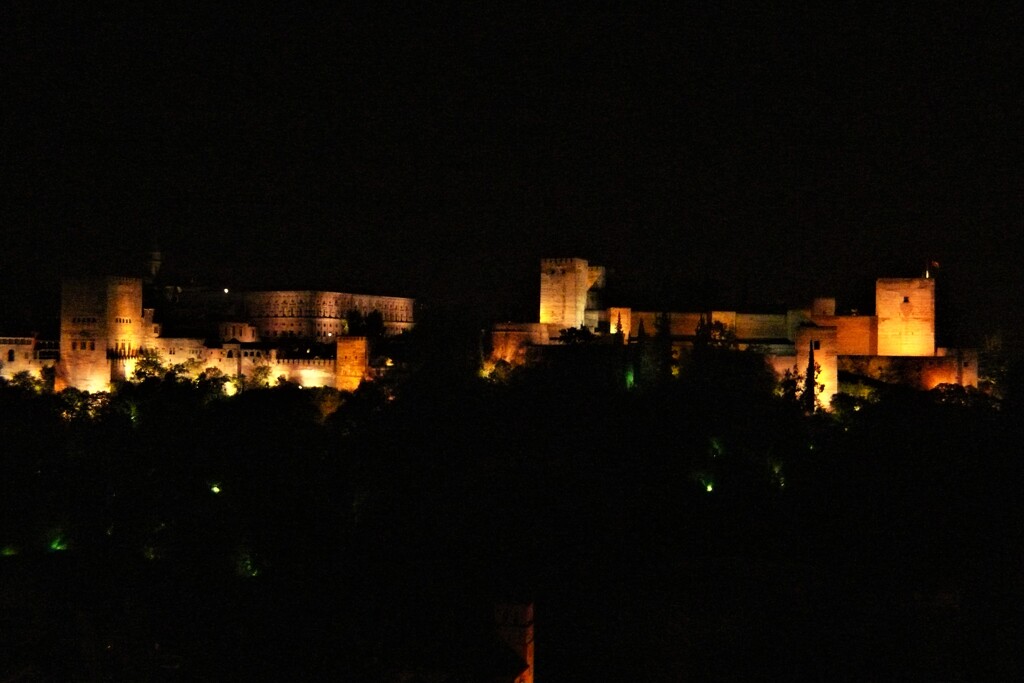 夜のアルハンブラ宮殿（スペイン）