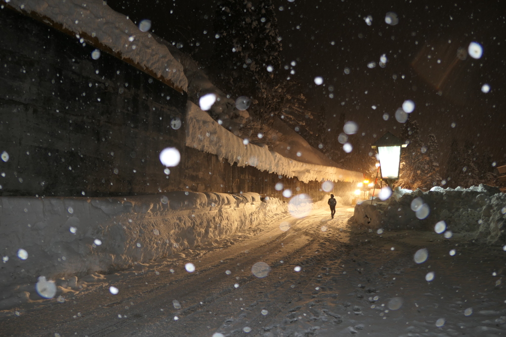 雪降る中一人で