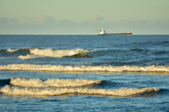 波と船が見える風景