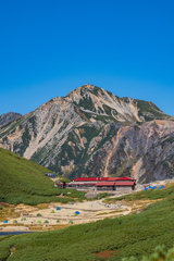 双六小屋と後ろにそびえたつ鷲羽岳