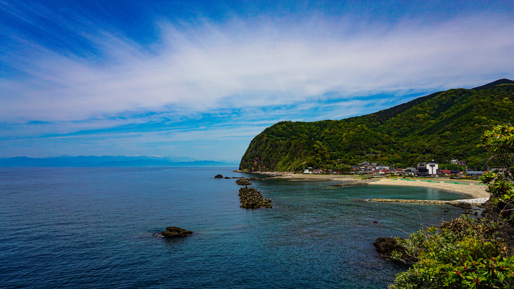 伊豆の海岸と奥に南アルプス