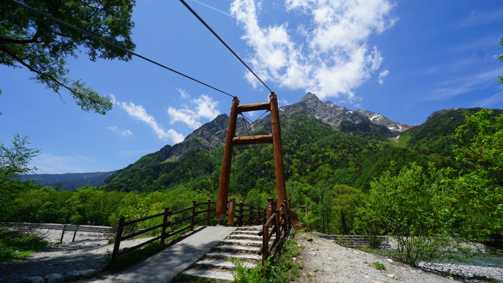 明神橋と明神岳