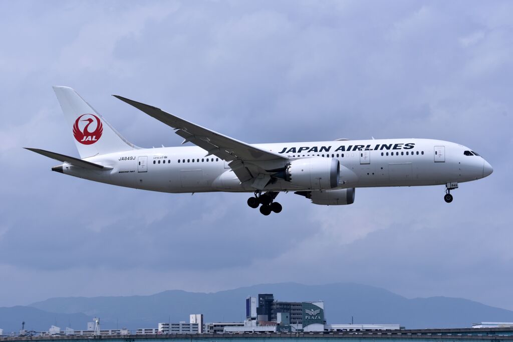 JAL 882
