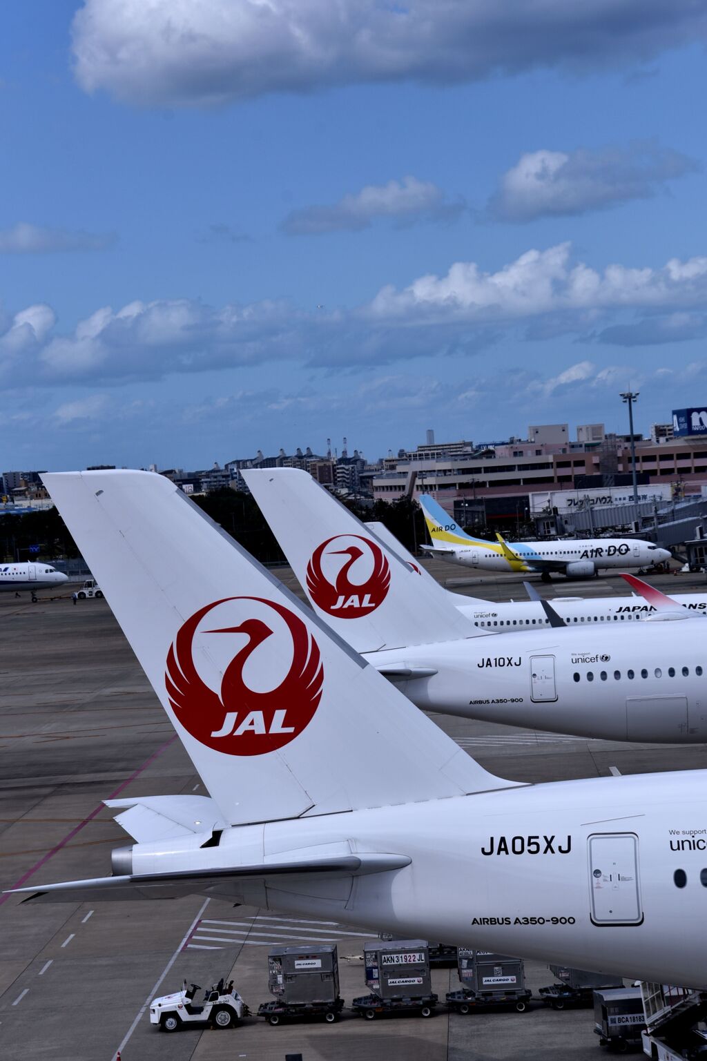 JAL 758