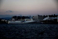「恋すれど　揺れて流れる　浮世舟　辿り着けるや　君の心に」恋歌02
