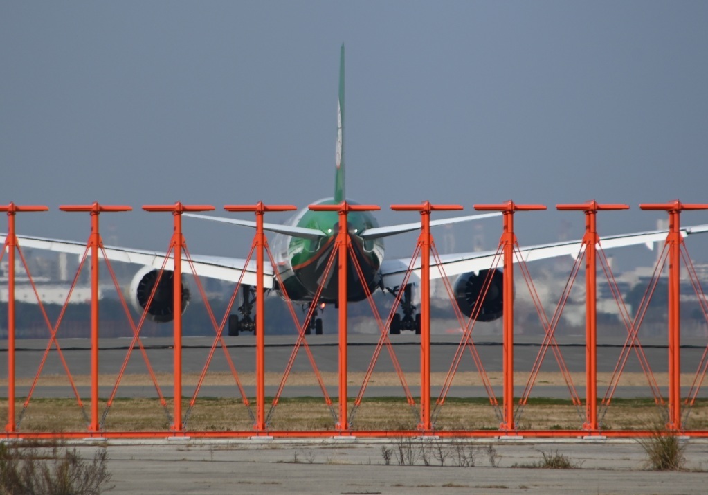 「泣いてあなたの 背中に投げた～」