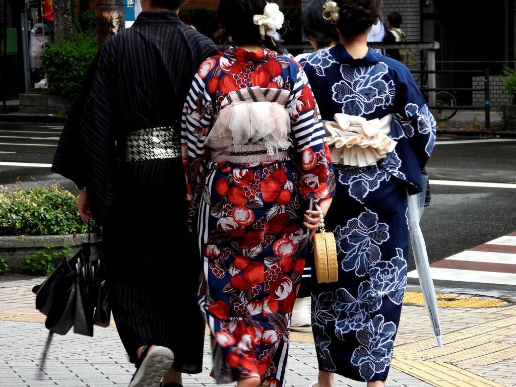 「振り向かないで博多の女」