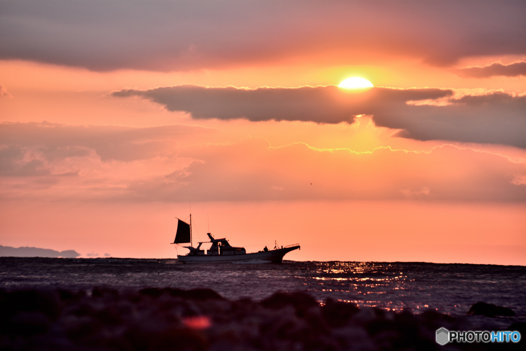 日の出と朝釣漁船