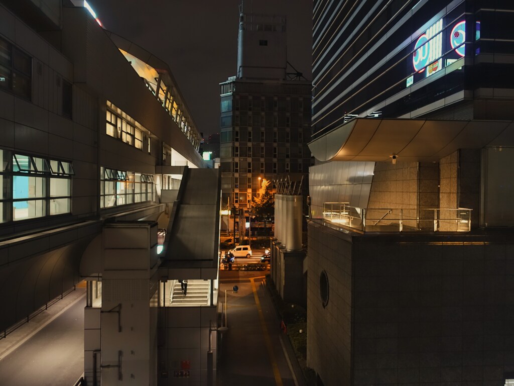 反射する夜の街⑤
