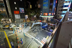 反射する夜の街411