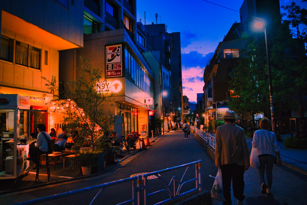 反射する夜の街400