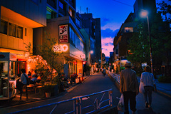 反射する夜の街400