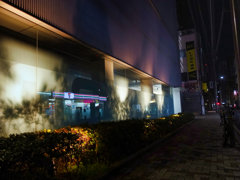 反射する夜の街82