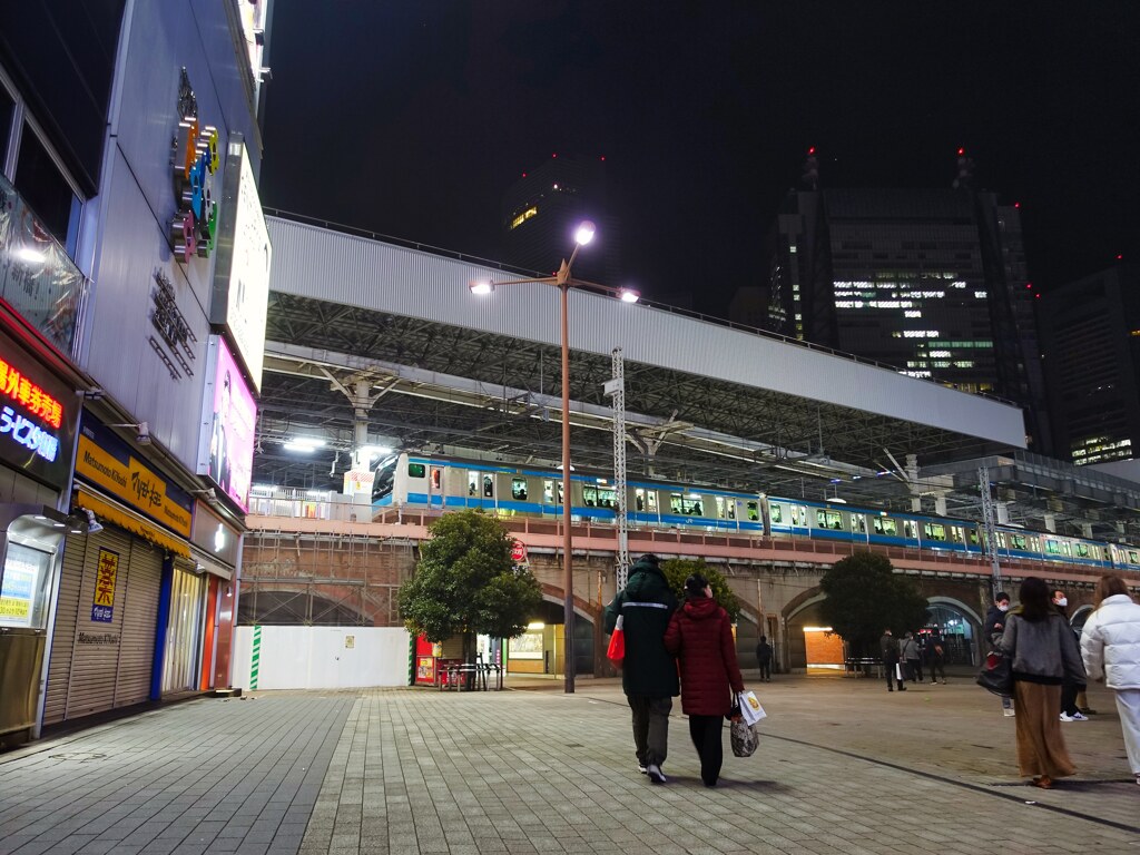 反射する夜の街㉔