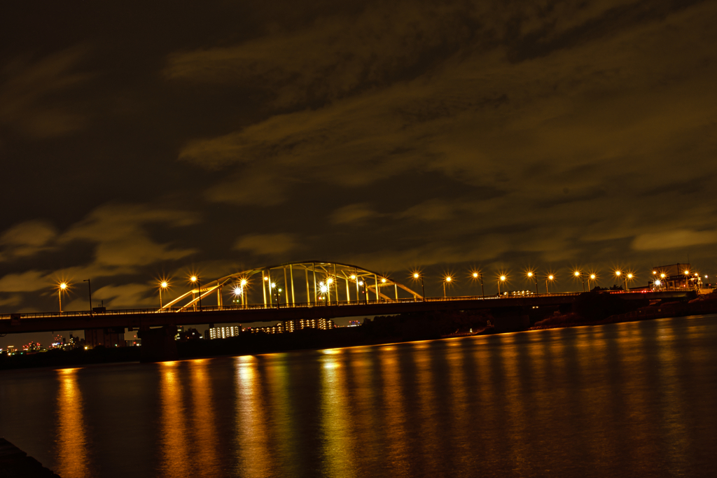 黄金に光るアーチ