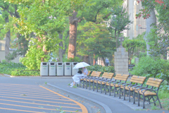 ベンチに白いパラソル