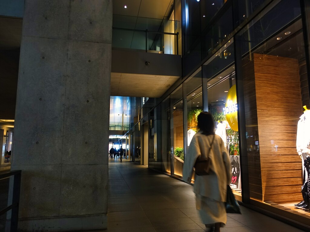 反射する夜の街㉝