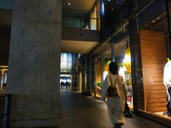 反射する夜の街㉝