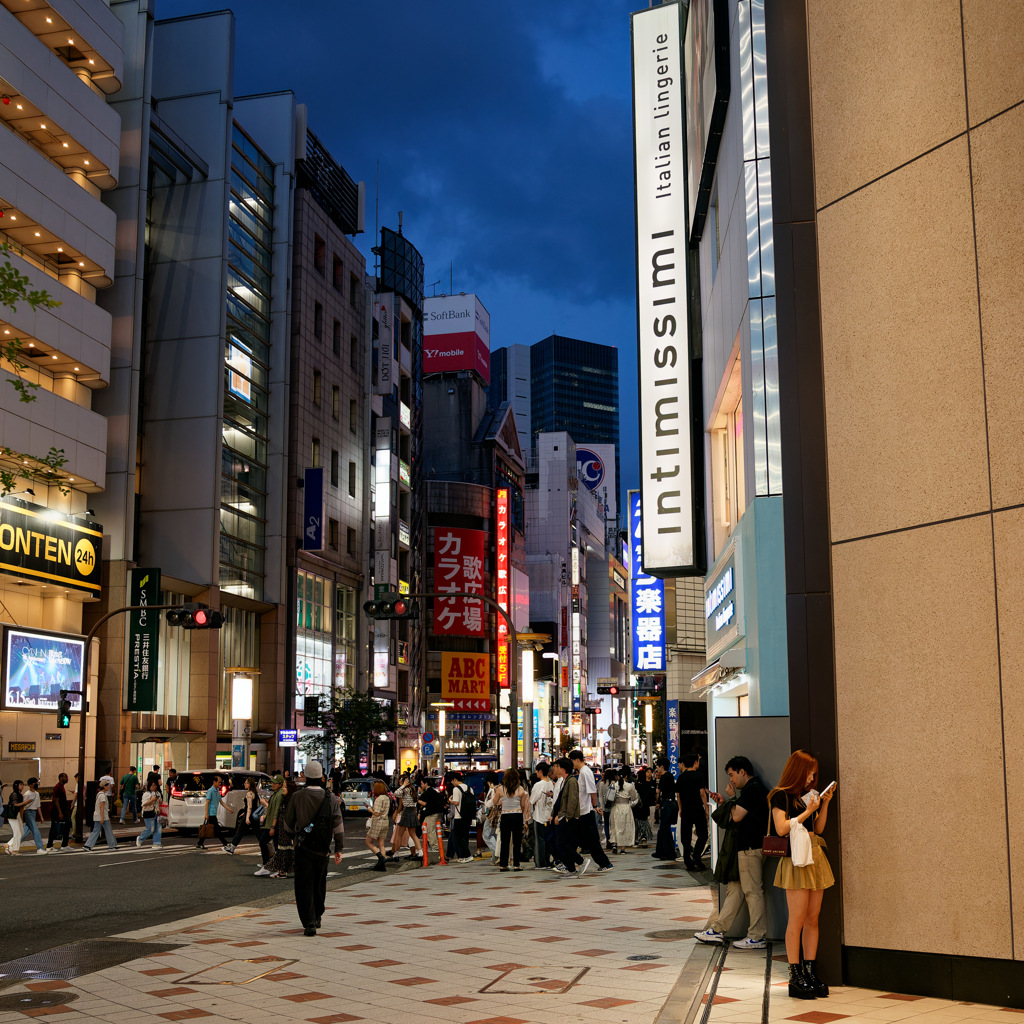 反射する夜の街397