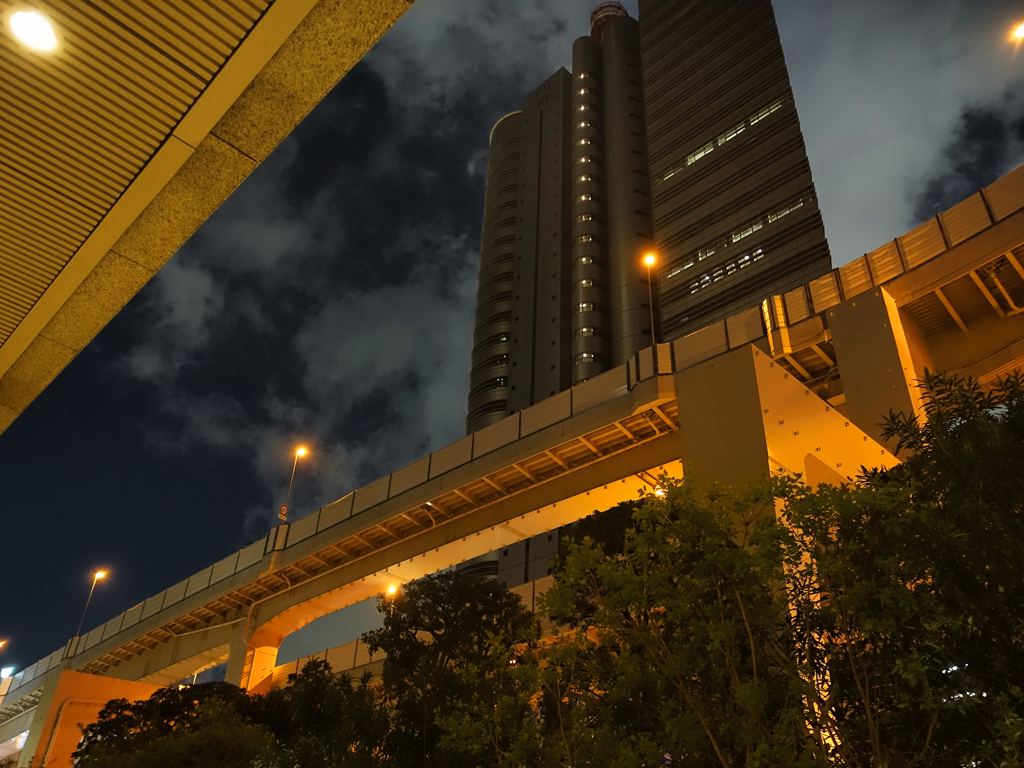 反射する夜の街109
