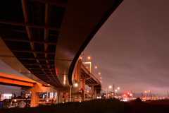 交差する道路の真ん中に