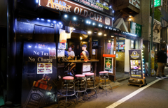 反射する夜の街240