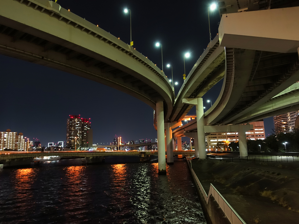 反射する夜の街87