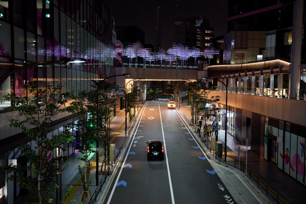 反射する夜の街408