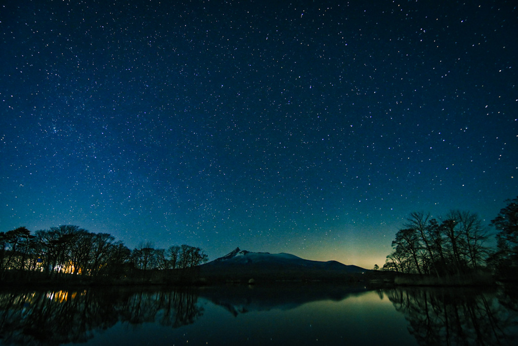 大沼公園　駒ヶ岳と星空