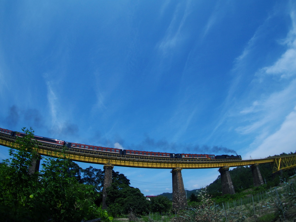 夏空稀煙