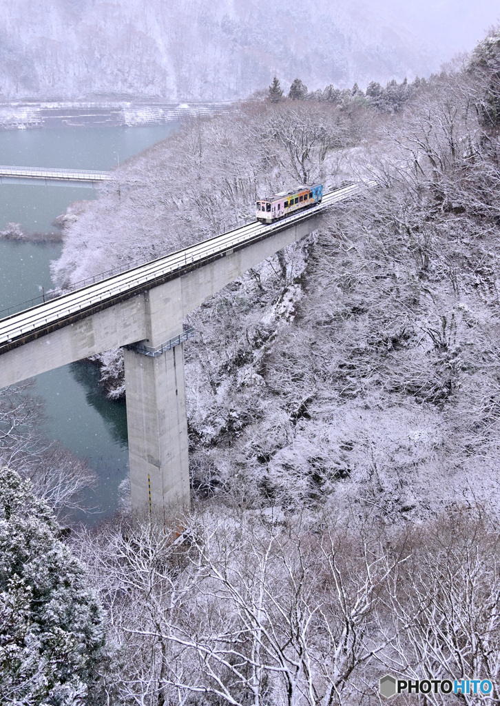 橋白く４・春寒