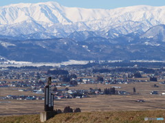 峰々の風のこゑ聞く春迎る