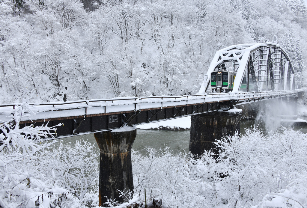 雪彩の中を