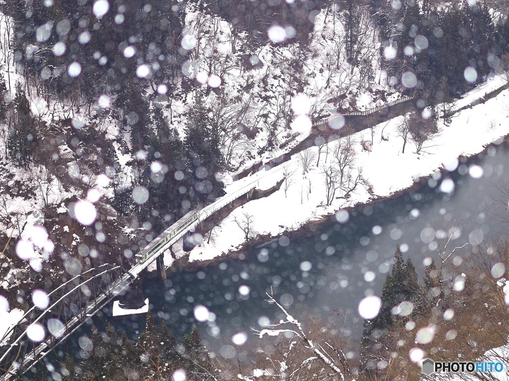 橋白くして山雪