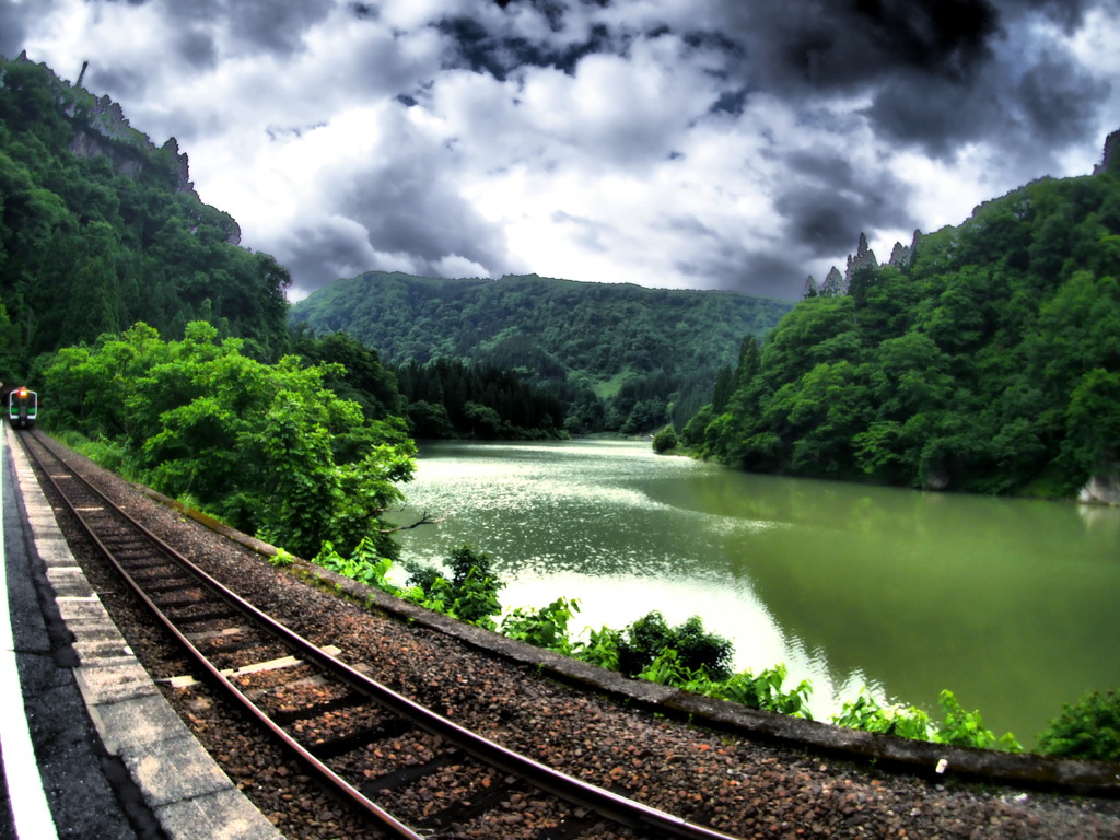 ホームの向こうは只見川