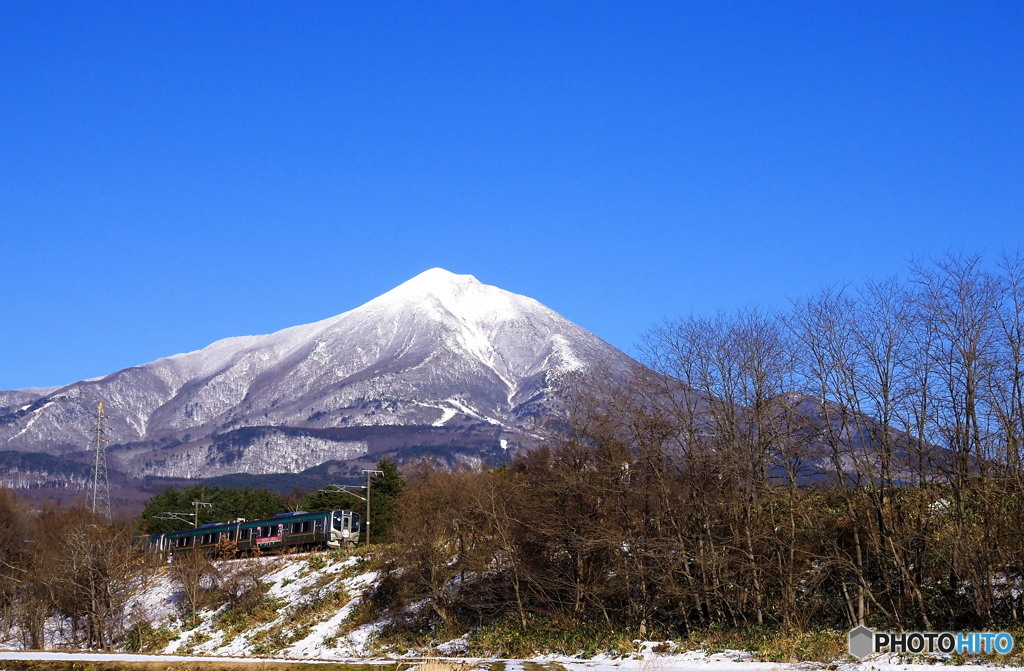 空青く嶺白く