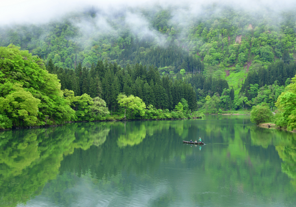 五月の山映して・霧幻峡の渡し舟