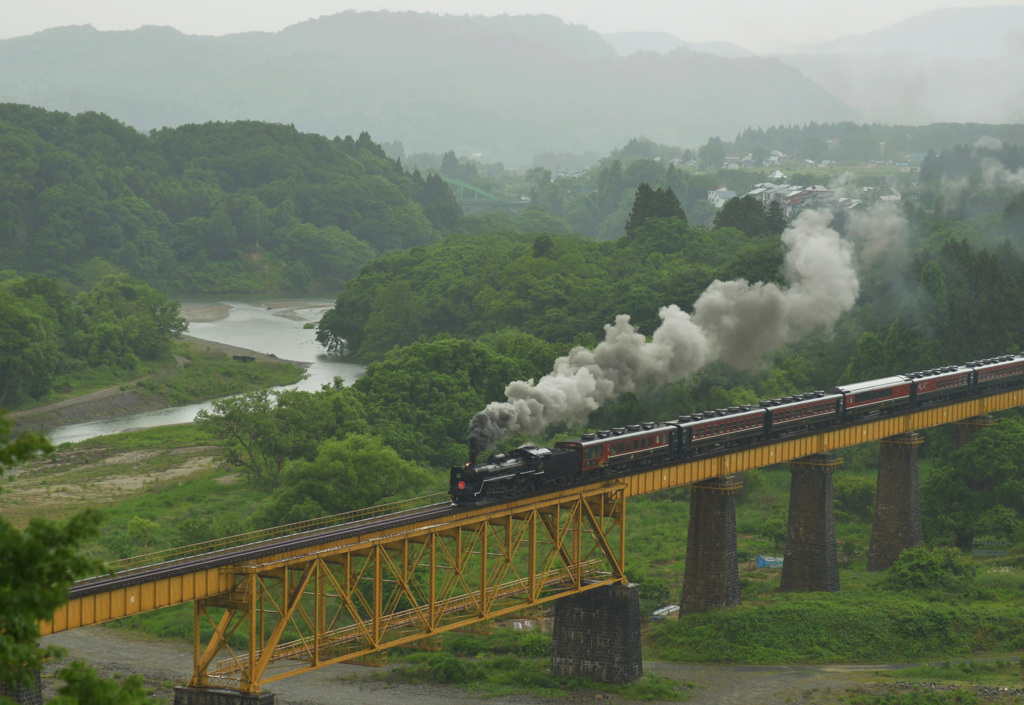 雨の鉄橋汽煙白く