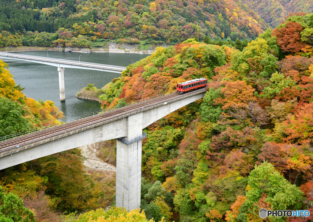 山華やぐ