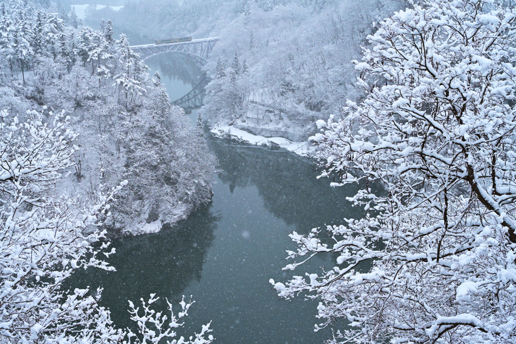 雪彩の川凍てぬ