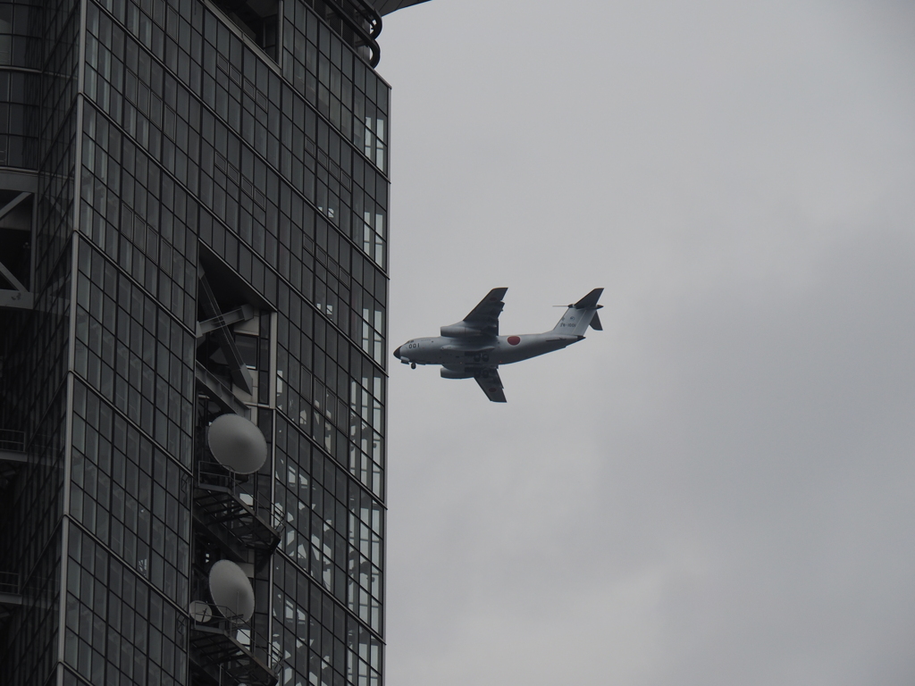 東山タワーと航空機