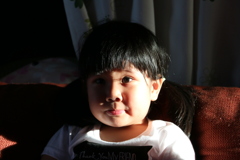 窓からの西陽を受けて