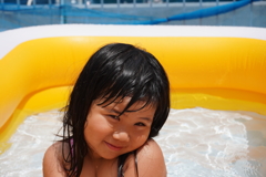 娘プールに入る　α６４００