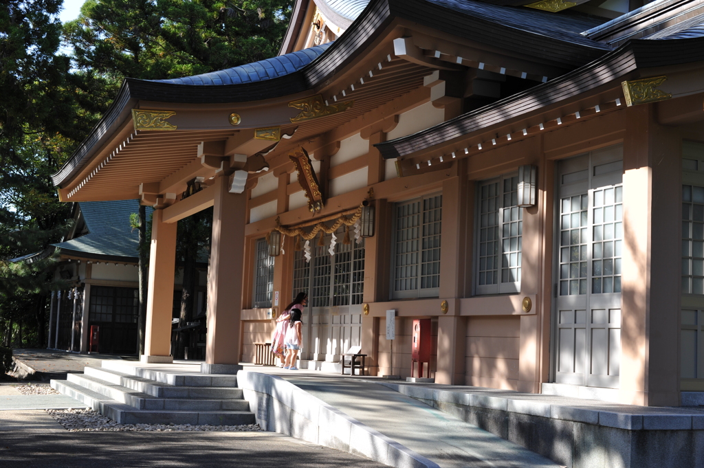 神社でお参り