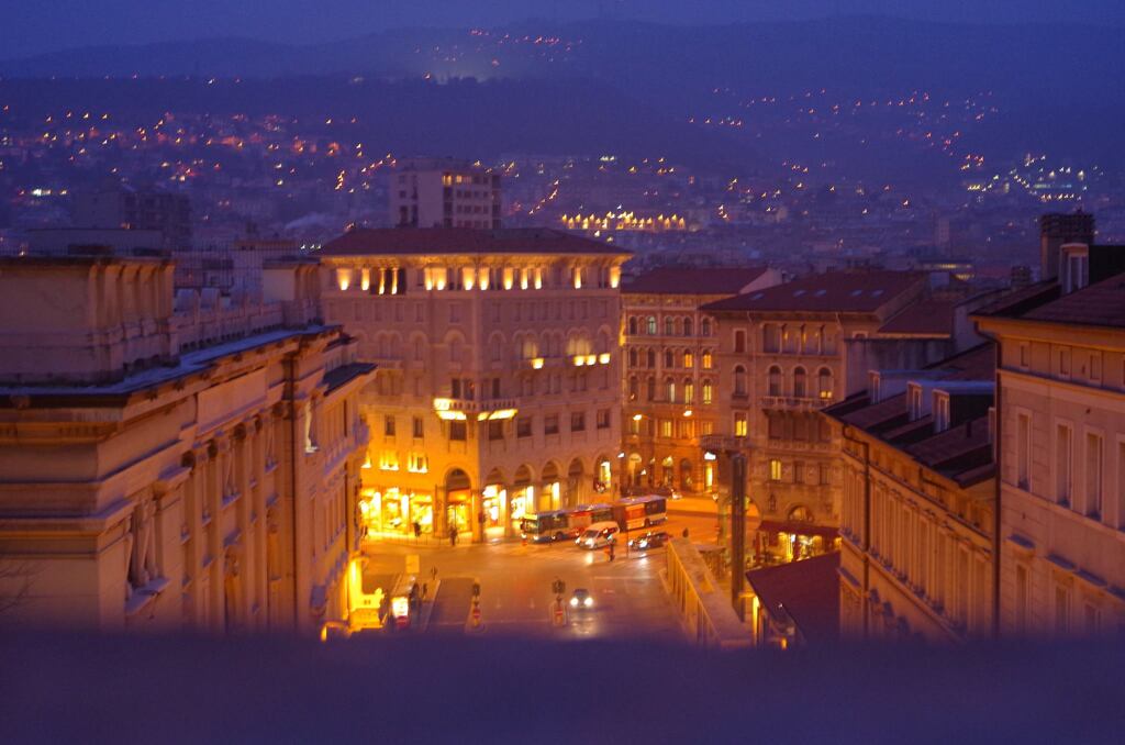 La scena di notte a Trieste 