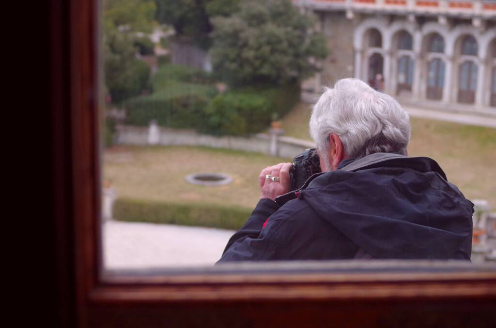 Un signore che scatta la foto a Trieste 