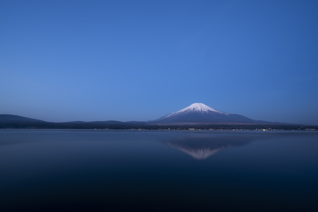日の出前の山中湖 02