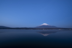 日の出前の山中湖 02