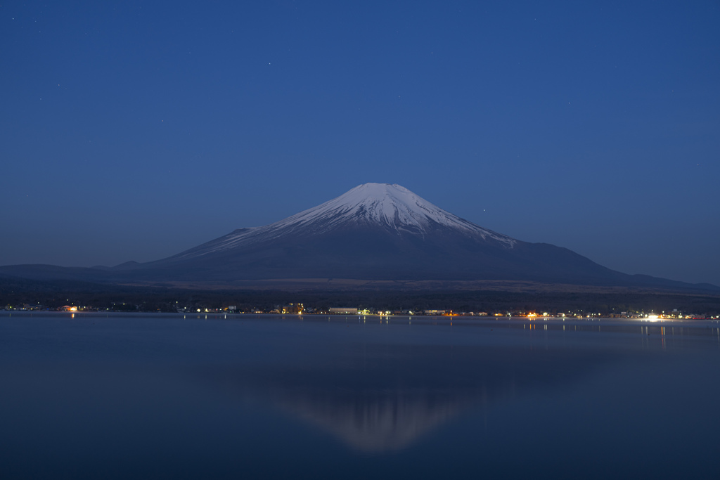 日の出前の山中湖 01 